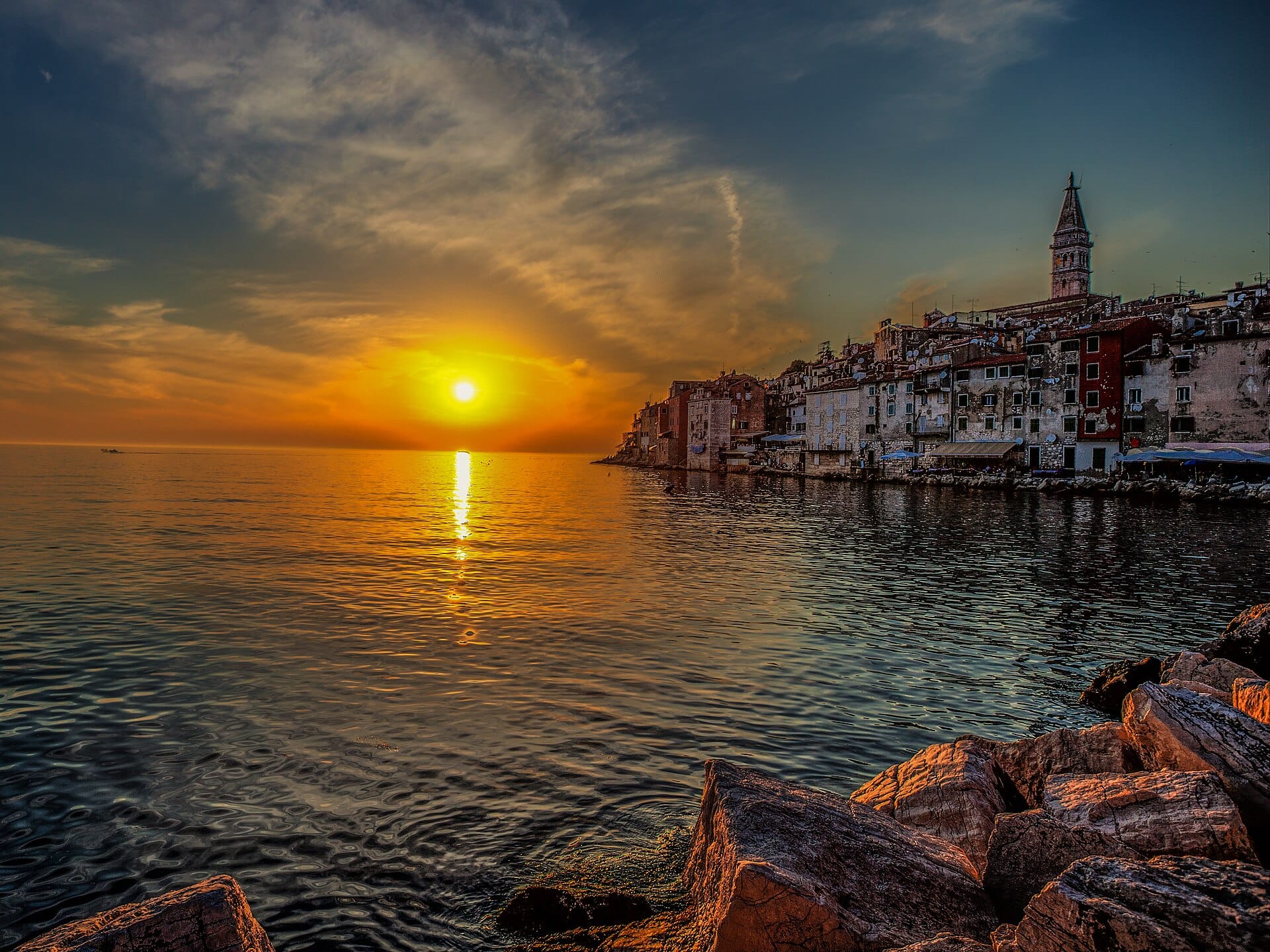 Ten lovely beach towns for lazy harbourside evenings