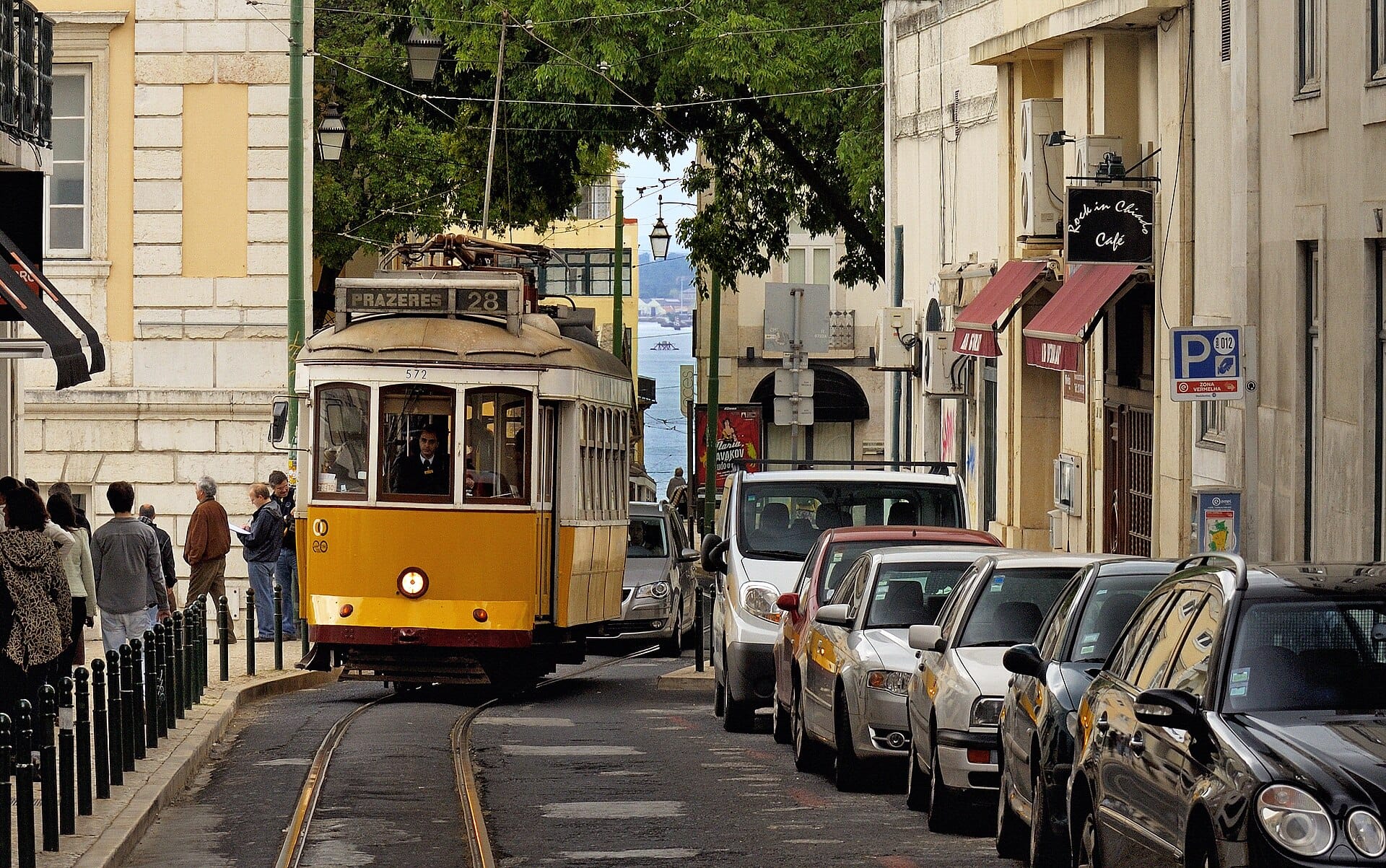 Ride tram 28